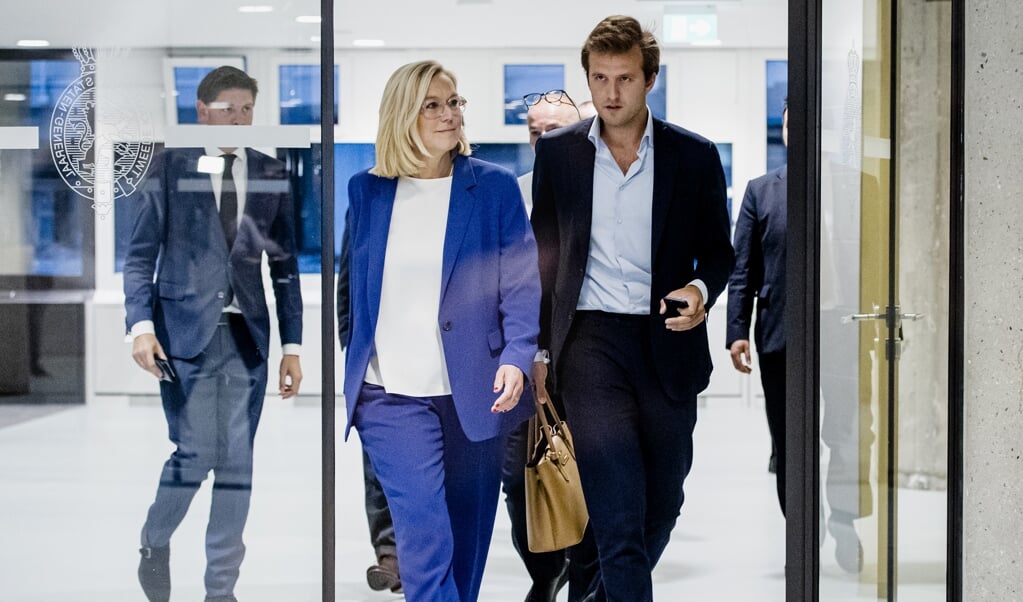 Demissionair minister van Buitenlandse Zaken Sigrid Kaag loopt naar de pers nadat ze bekend maakte terug te treden als minister. (beeld anp / sem van der wal)