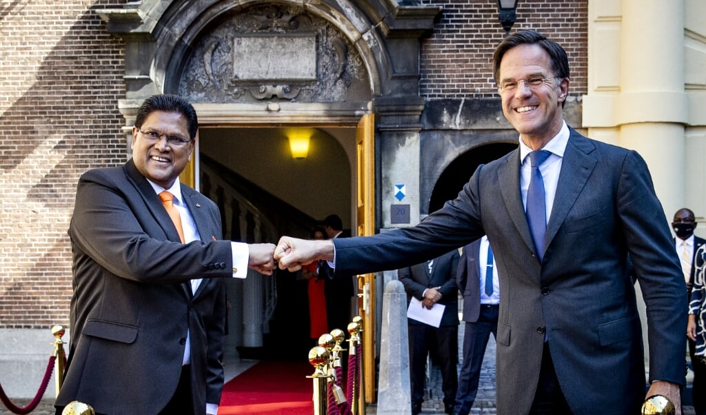 Demissionair premier Mark Rutte begroet de Surinaamse president Chandrikapersad Santokhi. (beeld anp / Sem van der Wal)