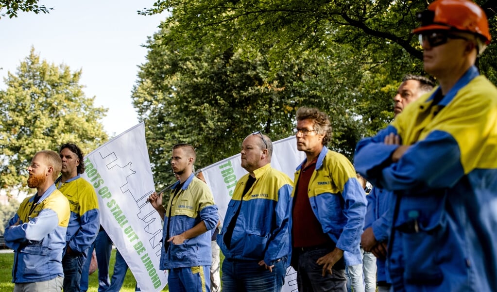 Personeel van Tata Steel voerde donderdag in Den Haag actie voor versneld vergroenen, op initiatief van de vakbonden. 'De toekomst van de staalproductie in IJmuiden is een lakmoesproef' voor de inzet op een groene industriepolitiek. (beeld anp / Sem van der Wal)