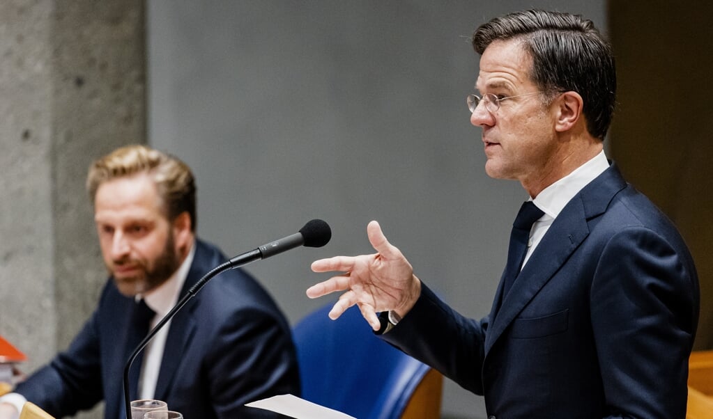 Demissionair minister Hugo de Jonge en demissionair premier Mark Rutte tijdens het coronadebat. (beeld anp / Sem van der Wal)