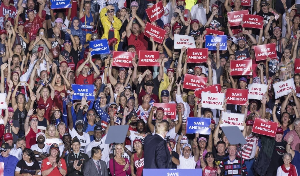 'Er is niets waar ik meer van hou', aldus Trump over zijn rally's zoals hier in Florida. Maar daar liegt hij bewust over de verkiezingen, blijkt uit nieuwe rechtbankstukken. (beeld Epa/Rod Millington)