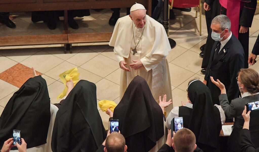Paus Franciscus groet enkele vrouwelijke religieuzen na zijn toespraak in de Sint-Martinuskathedraal van Bratislava. (beeld afp / Tiziana Fabi)