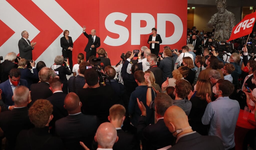 De Duitse minister van Financiën en lijsttrekker van de SPD Olaf Scholz oogt zeer tevreden na de eerste exitpolls. (beeld afp / Odd Andersen )