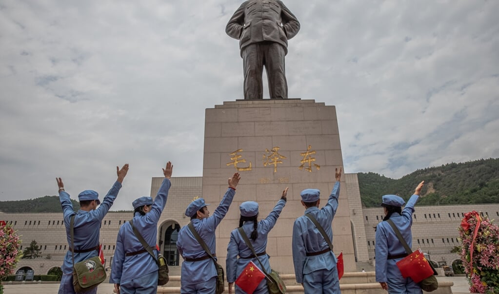 'Telkens als een woord wordt verboden, verzinnen internetgebruikers een nieuwe uitdrukking die niet wordt opgepikt.' Beeld: bezoekers in uniformen van het Rode Leger bij een monument van de voormalige Chinese leider Mao Zedong. (beeld epa / Roman Pilipey)