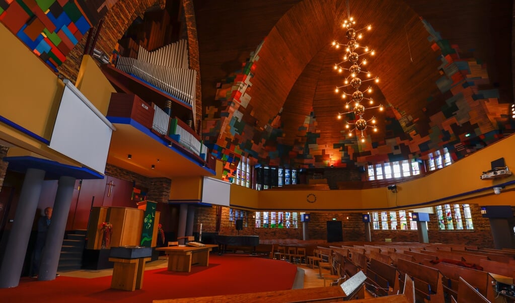 ‘Je gaat je verbazen’, zegt scriba Cees de Vries over het interieur van de gereformeerde kerk in Andijk. (beeld Martin Mooij)