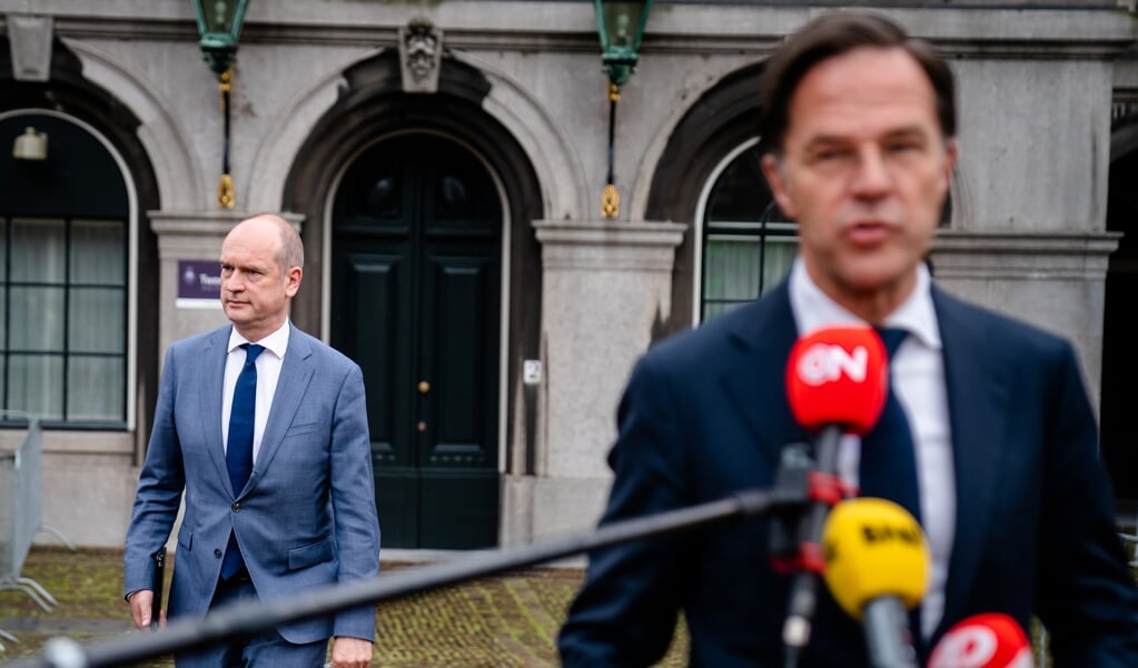 Partijleiders Gert-Jan Segers (ChristenUnie) en Mark Rutte (VVD) na afloop van een gesprek over de formatie.  (beeld anp / Bart Maat)