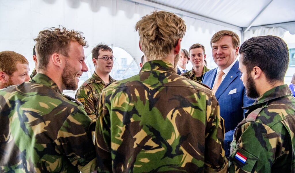 Koning Willem-Alexander bezoekt Nederlandse militairen op de trainingskazerne van de NAVO tijdens zijn tweedaags bezoek aan Litouwen in 2018. (beeld anp / Robin Utrecht)