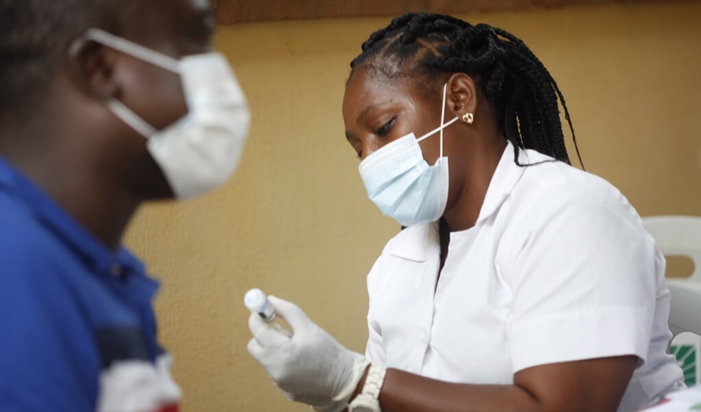 Vaccinatieprogramma in Nigeria. In Afrika is gemiddeld nog slechts 1 procent van de bevolking gevaccineerd. (beeld epa / Akintunde Akinleye)