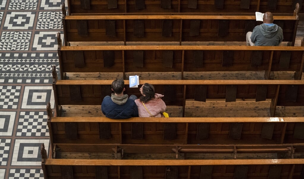 Kerkgangers hoeven in veel kerken straks geen anderhalve meter afstand meer te houden. (beeld anp / Jeroen Jumelet)