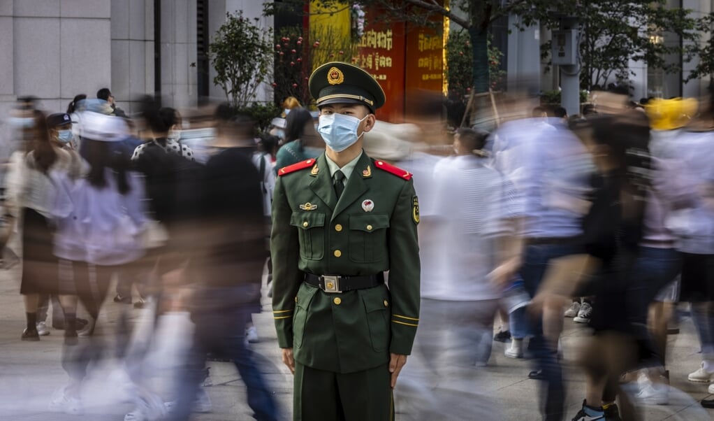 Een Chinese soldaat bij een oversteek in Shanghai. 'Onder president Xi is China agressief en antiwesters geworden.' (beeld epa / Alex Plavevski)