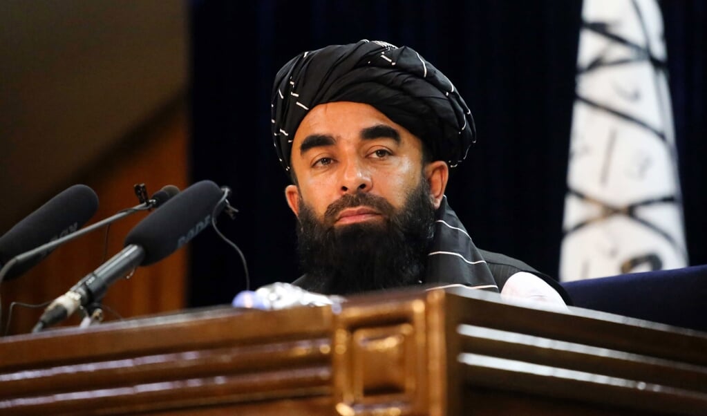 Staatssecretaris van Informatie van de Taliban Zabihullah Mujahid tijdens een persconferentie in Kabul. (beeld epa)