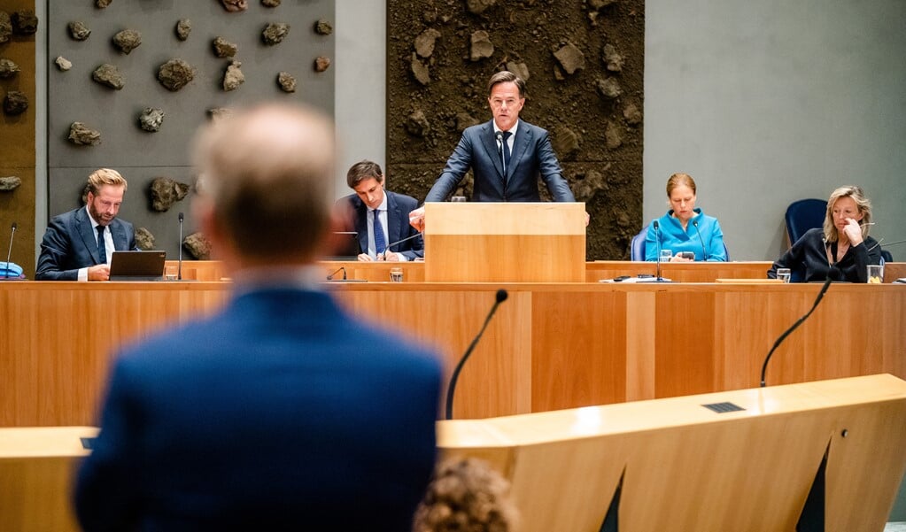 Pieter Omtzigt (Groep Omtzigt), demissionair Minister Hugo de Jonge van Volksgezondheid, Welzijn en Sport (CDA), demissionair Minister Wopke Hoekstra van Financi‘n (CDA) en demissionair premier Mark Rutte tijdens de tweede dag van de Algemene Politieke Beschouwingen. (beeld anp / Bart Maat)