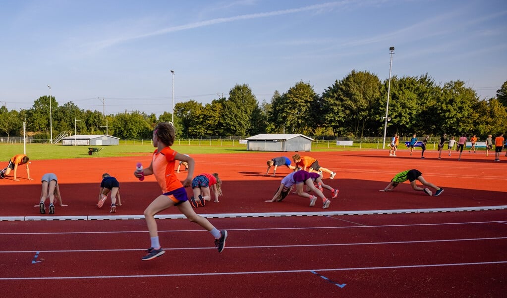 De junioren die bij de Woerdense atletiekvereniging Clytoneus trainen, 'moeten vooral plezier beleven in de sport'. (beeld Leonard Walpot)