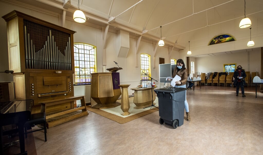 Een stembureau in een kapel in Hoog Soeren tijdens de Tweede Kamerverkiezingen in maart van dit jaar. (beeld anp / Vincent Jannink)