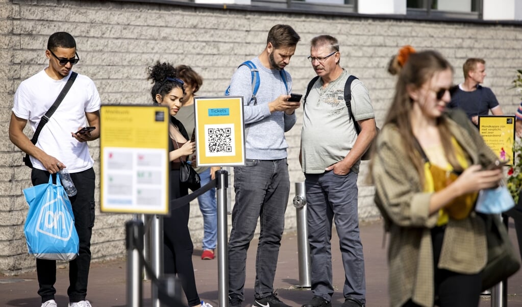 Bezoekers bij de ingang van het Van Gogh Museum in Amsterdam.  (beeld anp / Ramon van Flymen)