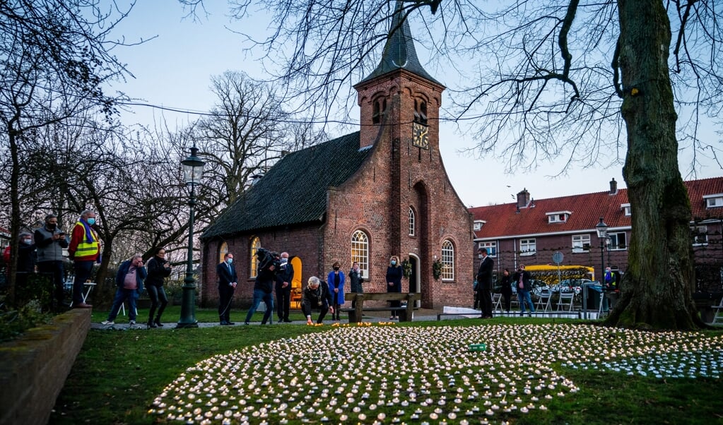 In de Hasseltse Kapel in Tilburg was in februari al een herdenking voor alle Brabantse coronadoden, precies een jaar na de eerste besmettingen in Nederland. (beeld anp / Rob Engelaar)