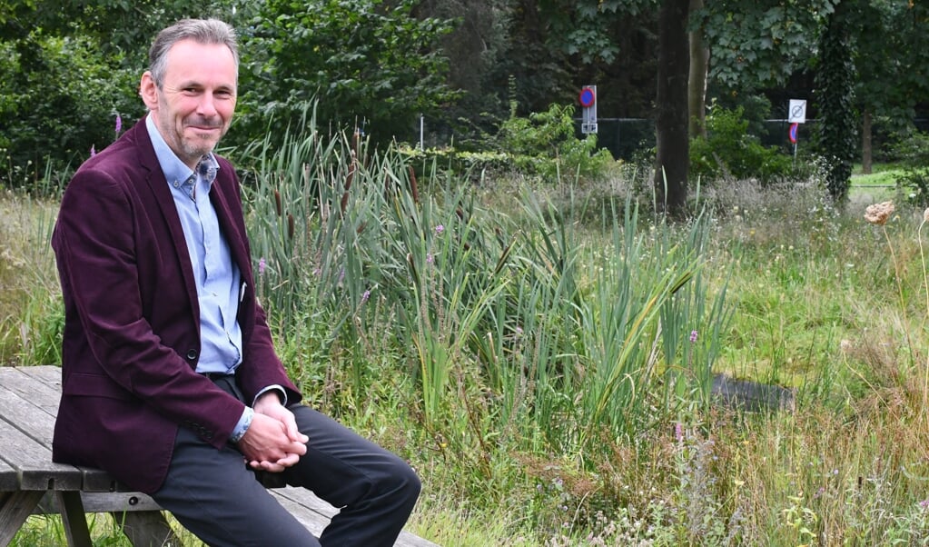Rob van Westrienen in de natuurtuin van RAVON FLORON 'Ik wil Nederland mooier en duurzamer maken.' (beeld Theo Haerkens)