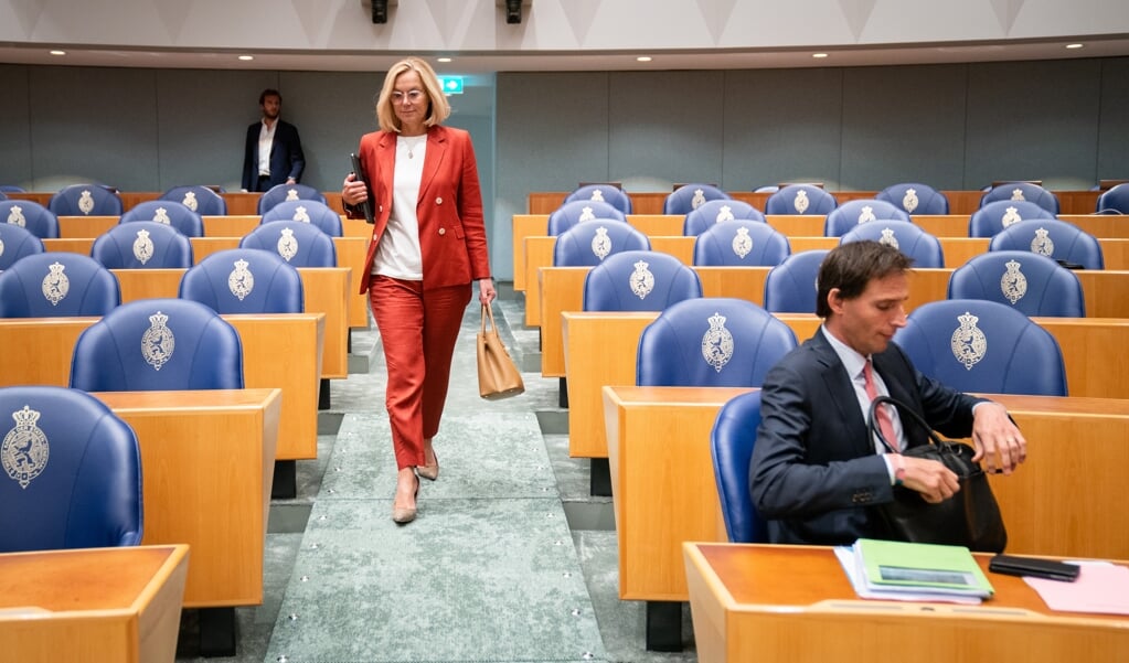 Sigrid Kaag (D66) en Wopke Hoekstra (CDA) tijdens het debat over het vastgelopen formatieproces. (beeld anp / Bart Maat)