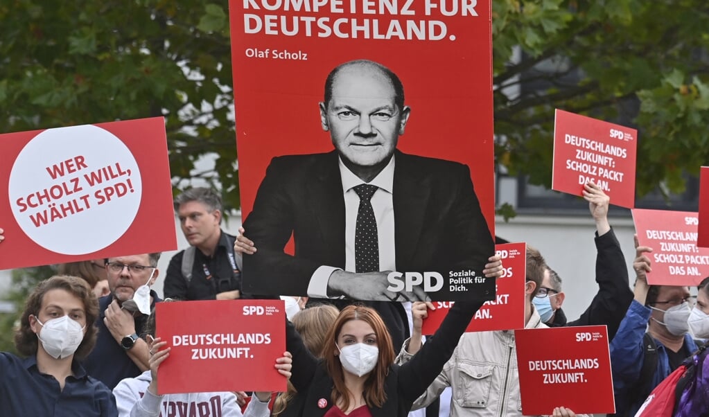 SPD-lijsttrekker Olaf Scholz (63) presenteert zich graag als de nieuwe bondskanselier. Veel Duitsers lijken hem inmiddels ook zo te zien. (beeld afp / John Macdougall)