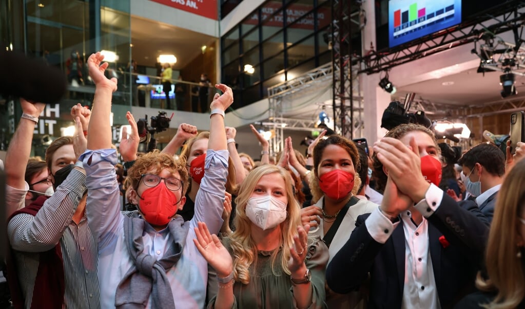 Juichende leden van de SPD zondagavond in Berlijn nadat zich bij de Bondsdagverkiezingen aftekende dat de sociaaldemocraten de grootste partij worden in Duitsland. (beeld Epa / Maja Hitij)