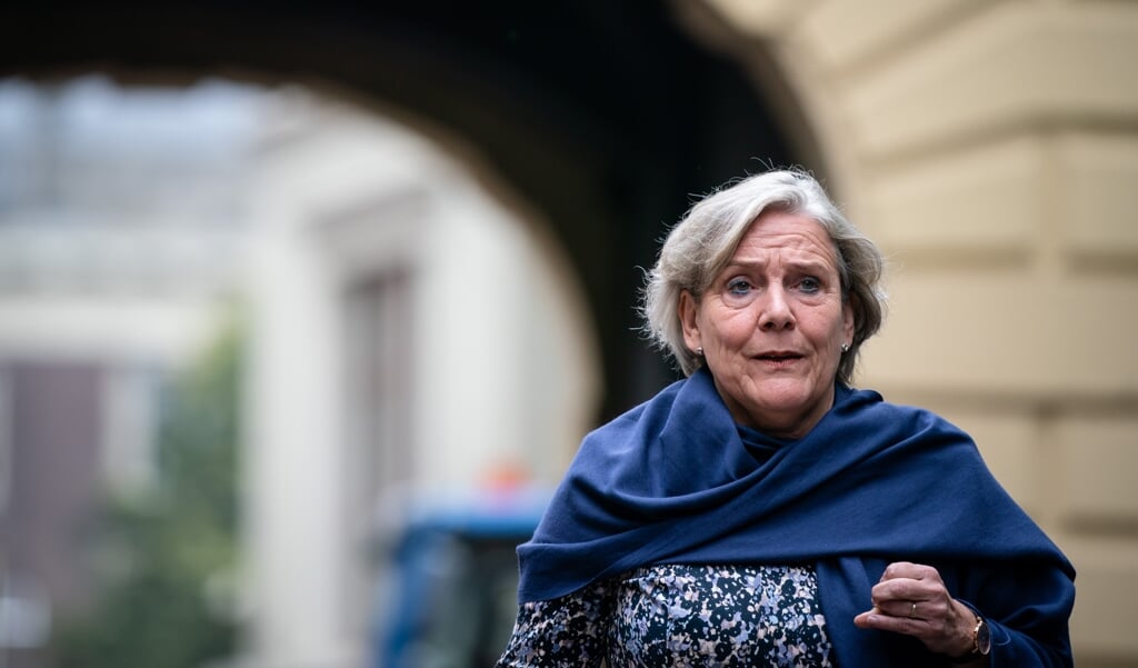 Demissionair Minister Ank Bijleveld van Defensie (CDA) bij aankomst op het Binnenhof voor een corona-overleg tussen de betrokken ministers. (beeld anp / Bart Maat)
