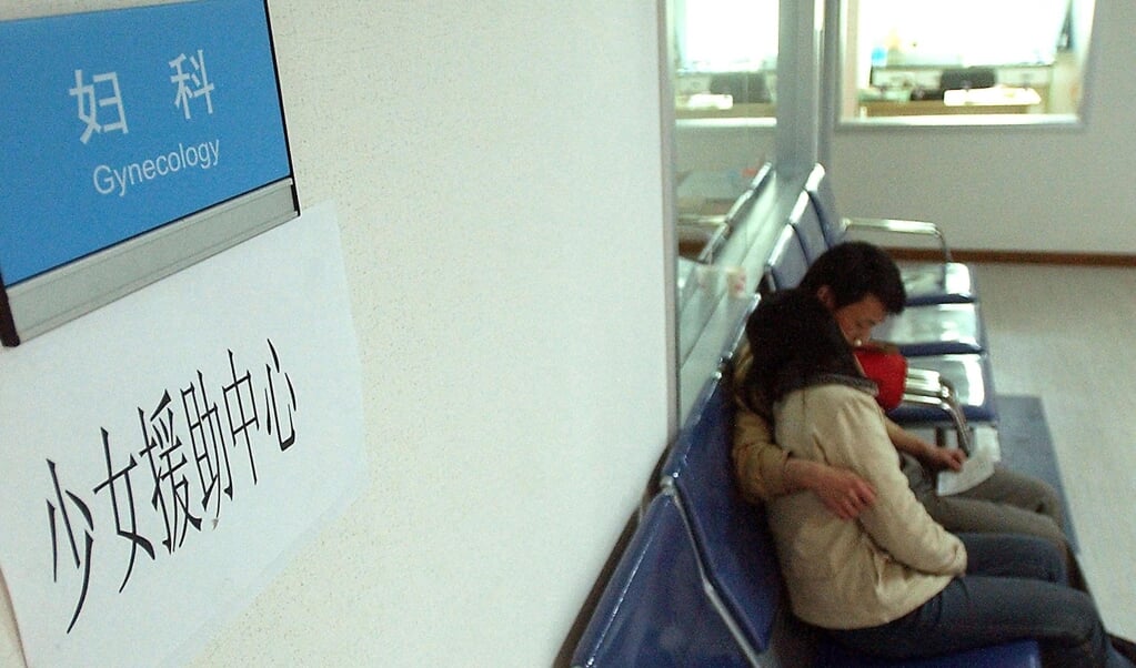 Een jong stel wacht op een dokter bij een noodopvang voor tieners die ongewenst zwanger zijn. (beeld afp)