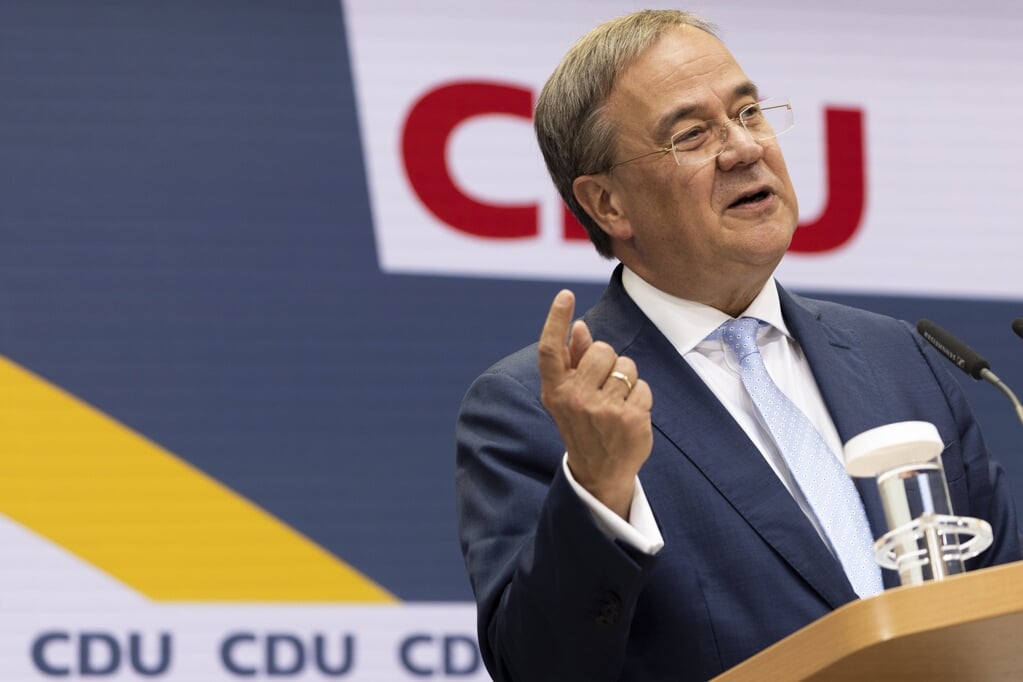 CDU/CSU lijsttrekker Armin Laschet zag maandag nog wel een optie om bondskanselier te worden, in een 'toekomstcoalitie' van de christendemocraten met de liberale FDP en de Groenen. (beeld epa / Maja Hitij)