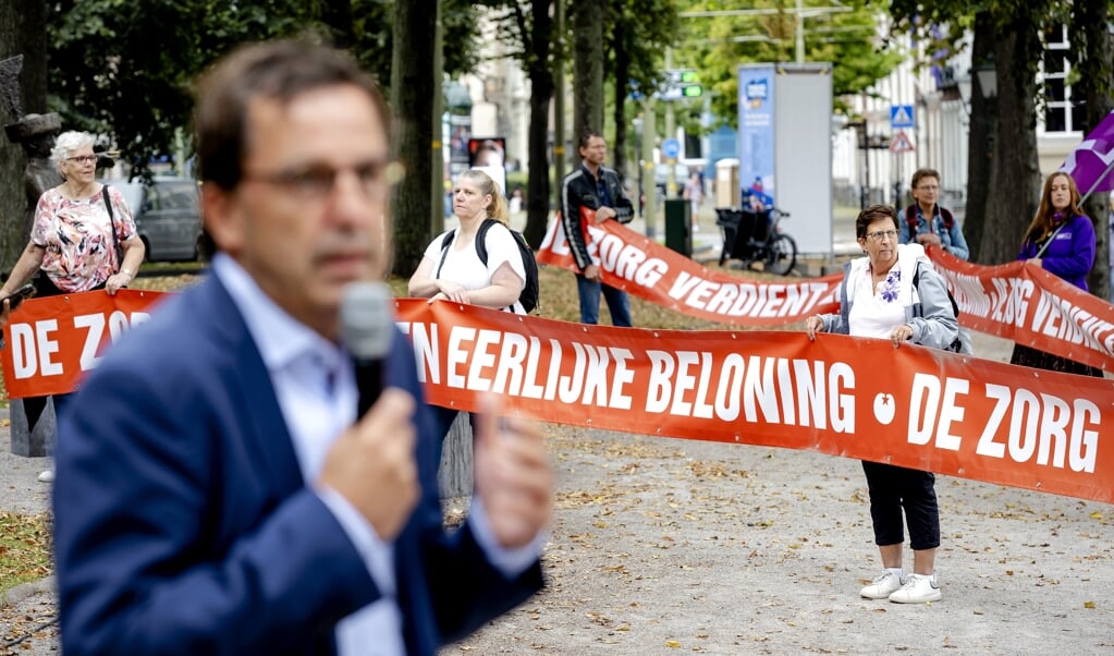 Diederik Gommers eerder deze maand tijdens een demonstratie van zorgverleners bij de Hofvijver voor hogere salarissen in de zorgsector. (beeld anp / Robin van Lonkhuijsen)
