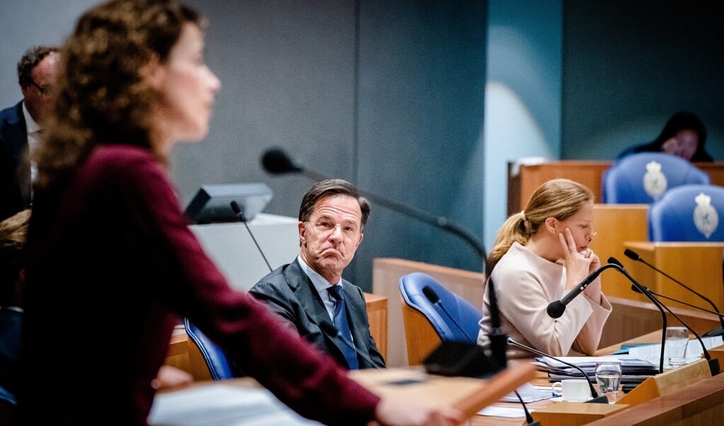 Demissionair premier Mark Rutte luistert naar zijn partijgenoot Sophie Hermans (VVD). Rechts demissionair minister Carola Schouten van Landbouw. (beeld anp / Bart Maat)