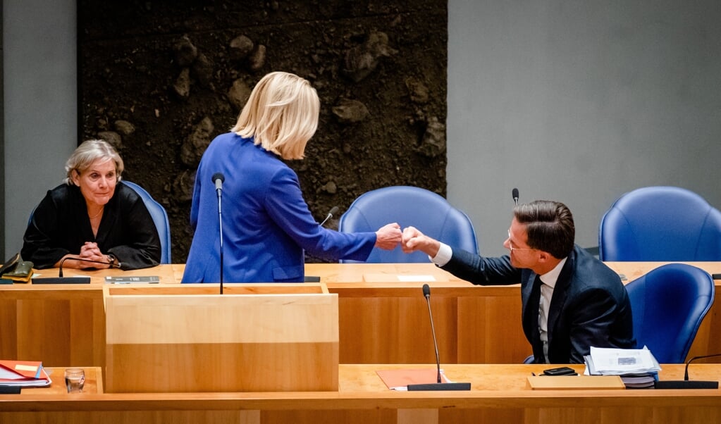 CDA-minister Ank Bijleveld (links) wist niet dat Sigrid Kaag zou aftreden na de motie van afkeuring. Rutte wist dat wel. (beeld anp / Bart Maat)