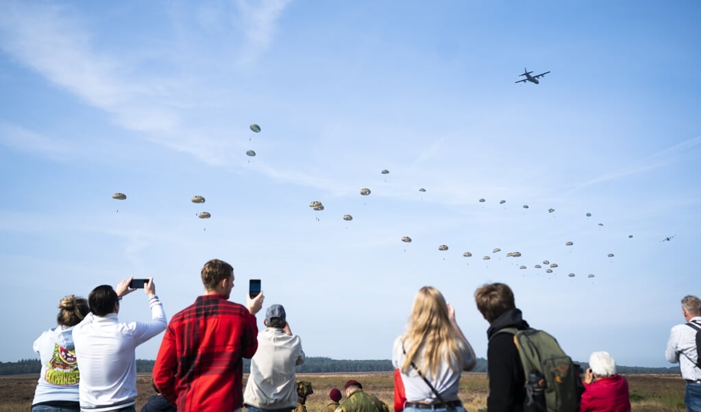 Parachutisten springen uit een vliegtuig tijdens de herdenking van Operatie Market Garden. De Slag om Arnhem vond in september 1944 plaats en wordt ieder jaar herdacht. (beeld anp / Jeroen Jumelet.)
