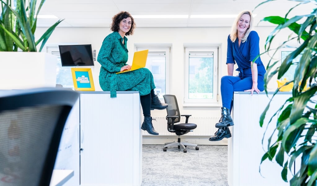 Margje Fikse (links) presenteert het tweede seizoen van Goed werk, Japke-d. Bouma is tafeldame. (beeld Jeroen Jumelet)