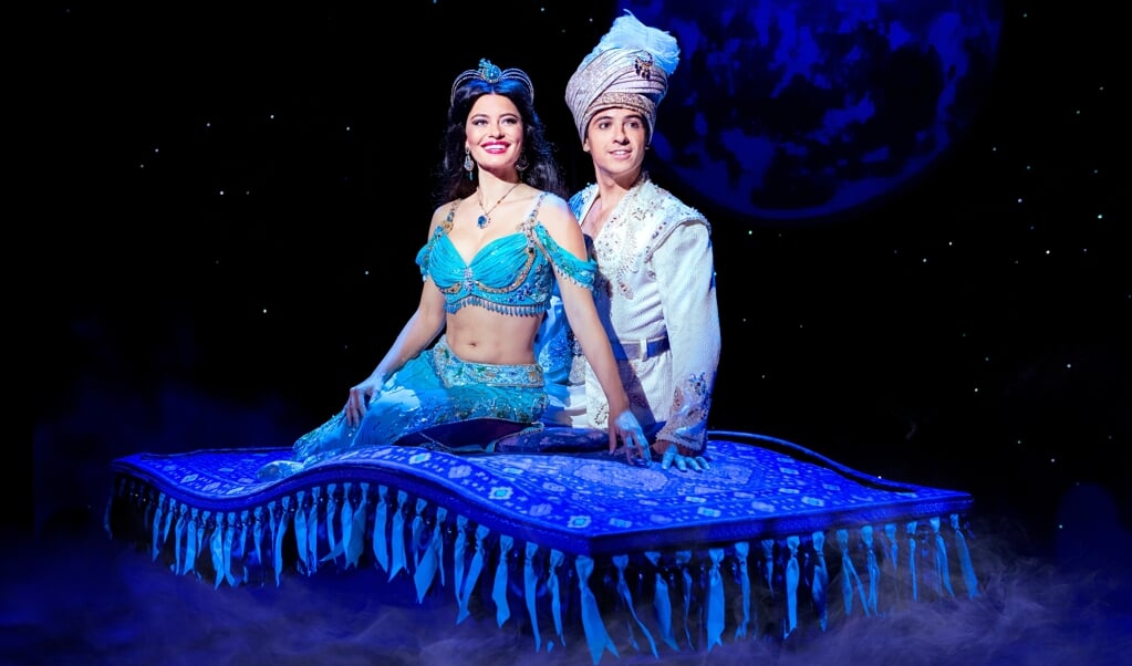Keoma Aidhen (Jasmine) en Jonathan Vroege (Aladdin).  (beeld Deen van Meer)