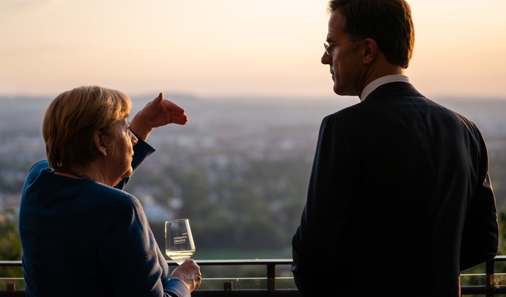 Bondskanselier Merkel en minister-president Rutte eerder deze maand in Dresden. Gedurende hun jaren als regeringsleiders waren ‘moeilijk grenzen te zien tussen de Nederlandse en de Duitse buitenlandse politiek’. (beeld anp / Bart Maat)