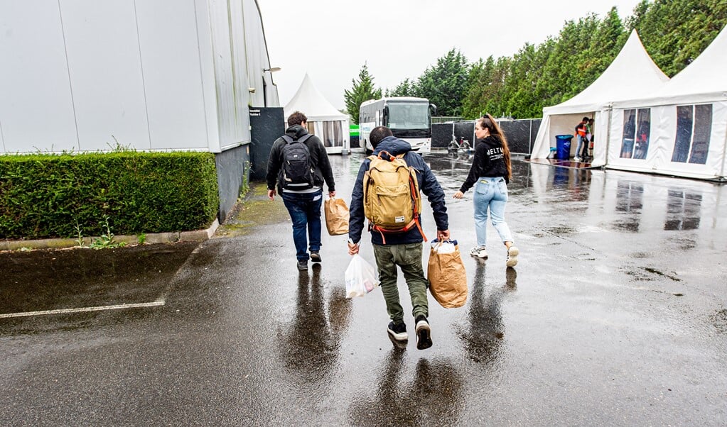 2021-09-27 13:47:37 GOES - De eerste bussen met vluchtelingen komen aan bij de noodopvanglocatie van het Centraal Orgaan Asielzoekers in de Zeelandhallen. Onder meer door de komst van evacués uit Afghanistan moet de opvangcapaciteit worden uitgebreid. ANP JONAS ROOSENS (beeld anp / Jonas Roosens)