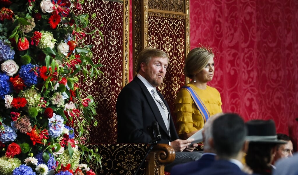 Koning Willem-Alexander tijdens het uitspreken van de troonrede in 2020, met aan zijn zijde koningin Máxima. (beeld anp / Remko de Waal)