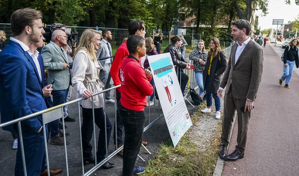 Studenten vragen in Den Haag op Prinsjesdag aandacht voor het leenstelsel. Op deze derde dinsdag in september begon het nieuwe werkjaar van de regering. (beeld anp / Jeroen Jumelet)