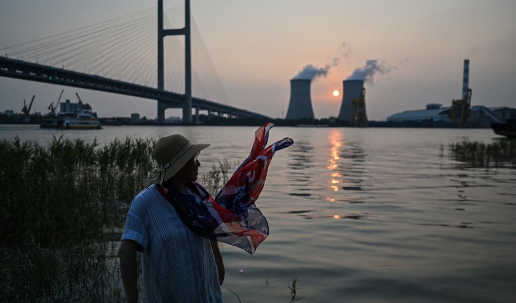 China overweegt de gereguleerde elektriciteitsprijzen los te laten zodat kolencentrales meer kunnen gaan produceren. (beeld afp / Hector Retamal)