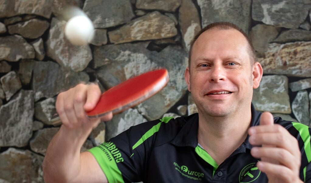 Ron Visschers is fervent tafeltennisliefhebber. Hij heeft een spierziekte en speelt zelf ook, bij GTV Vriendenschaar in Gouda. (beeld Dirk Hol)