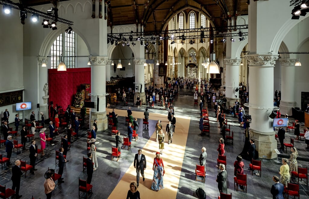 Koning Willem-Alexander en koningin Maxima op Prinsjesdag, verlaten na de Troonrede de Grote Kerk. (beeld anp / Robin van Lonkhuijsen)