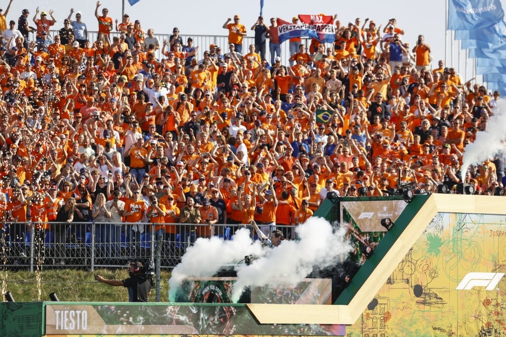 Fans vieren feest met dj Tiesto na afloop van de door Max Verstappen gewonnen Dutch Grand Prix op het circuit van Zandvoort. (beeld anp / Vincent Jannink)