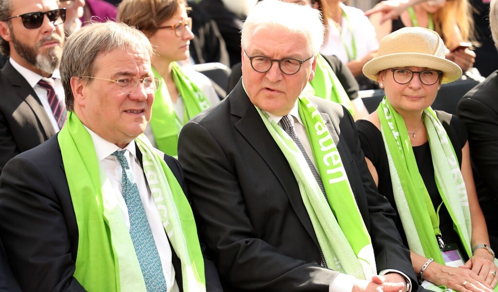 De christendemocratische lijsttrekker bij de bondsdagverkiezingen, de katholieke Armin Laschet (links), was in 2019 samen met de Duitse president Frank-Walter Seinmeier (midden) te gast bij de protestantse Evangelische Kirchentag. (beeld Epa / Friedemann Vogel)