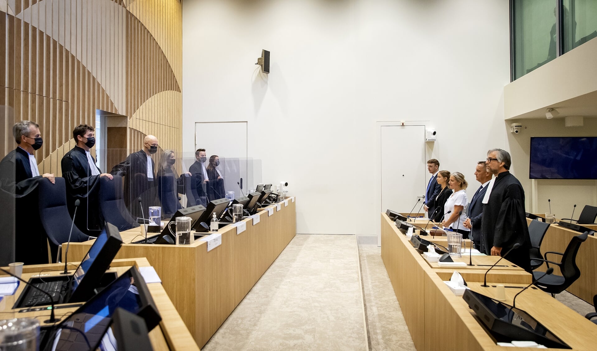 Nabestaanden met hun advocaat in het Justitieel Complex Schiphol, waar in het monsterproces rond het neerhalen van vlucht MH17 drie weken lang de verhalen van nabestaanden van de slachtoffers centraal stonden.