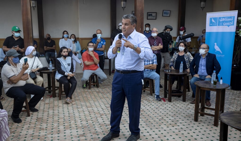 Aziz Akhannouch op campagne in Rabat. Zijn partij werd bij de verkiezingen in Marokko op 8 september de grootste en de miljonair-zakenman is inmiddels premier. (beeld afp / Fadel Senna)