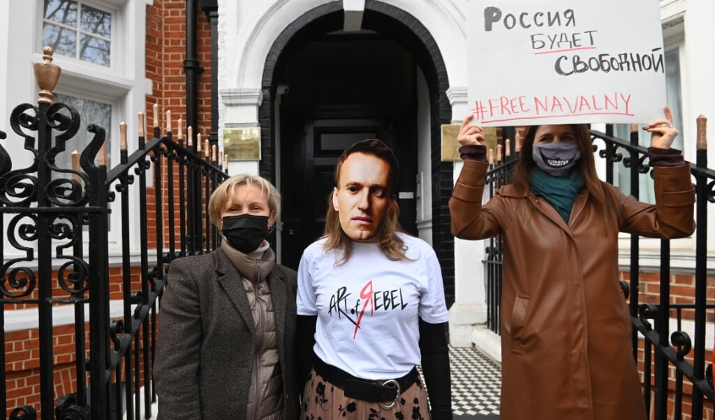 Marina Litvinenko (links), weduwe van voormalig Russisch spion Alexander Litvinenko, bij een demonstratie tegen de gevangenneming van oppositieleider Alexei Navalny bij de Russische ambassade in Londen. (beeld epa / Facundo Arrizabalaga)