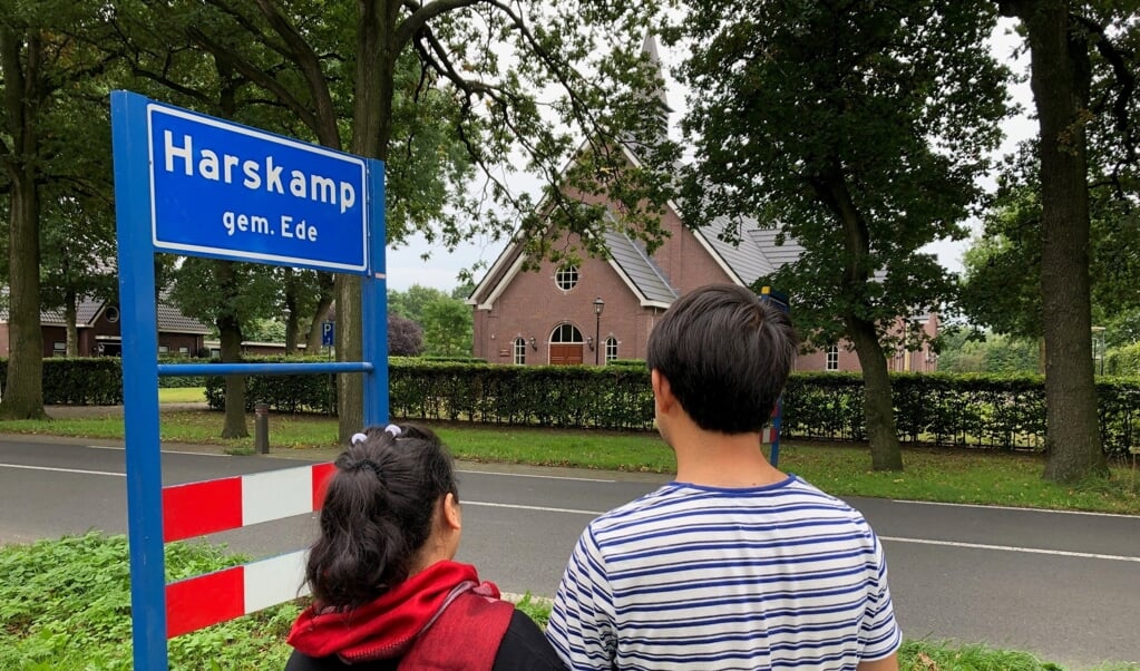 De Afghaanse vluchtelingen Ahmad en Zahra verblijven sinds drie weken in het Gelderse dorp Harskamp. 'We stimuleren elkaar om Nederlands te leren', zegt Zahra. (beeld rd)