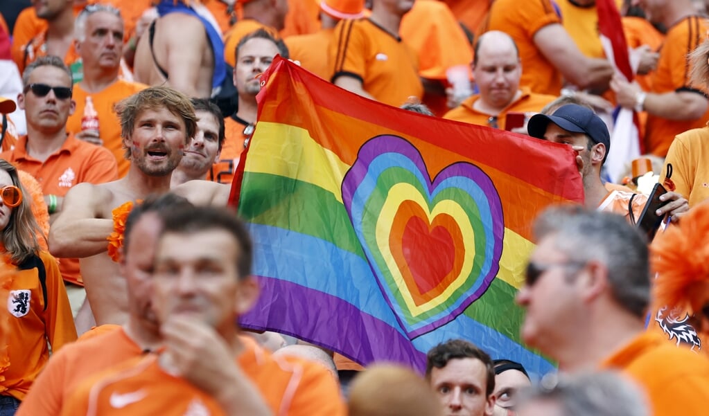 Nederlandse fans met de regenboogvlag tijdens de EURO 2020 wedstrijd tegen Tsjechië in Boedapest, Hongarije.  (beeld  anp)