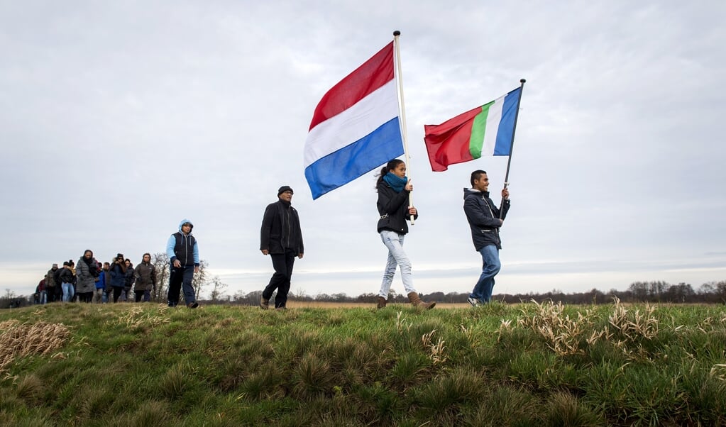 Molukkers lopen in 2014 richting De Punt voor de herdenking van de zes Molukse treinkapers die in 1977 de dood vonden. Zij deden dat op de plaats waar in juni 37 jaar geleden de kaping na een bestorming van mariniers eindigde. (beeld anp / Koen van Weel)