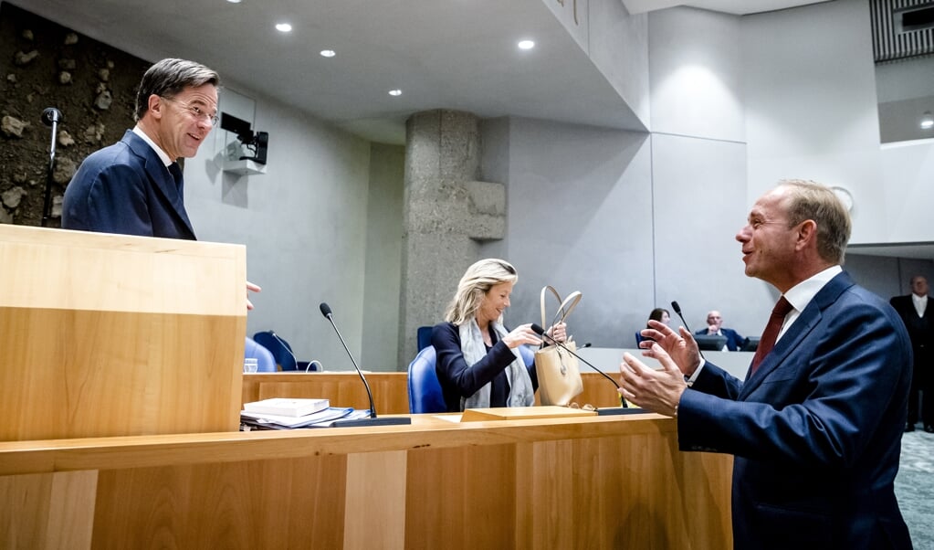 SGP-fractievoorzitter Kees van der Staaij (r.) heeft een onderonsje met demissionair premier Mark Rutte, op de tweede dag van de Algemene Politieke Beschouwingen. Op de achtergrond minister Kajsa Ollongren (Binnenlandse Zaken). (beeld anp / Sem van der Wal)