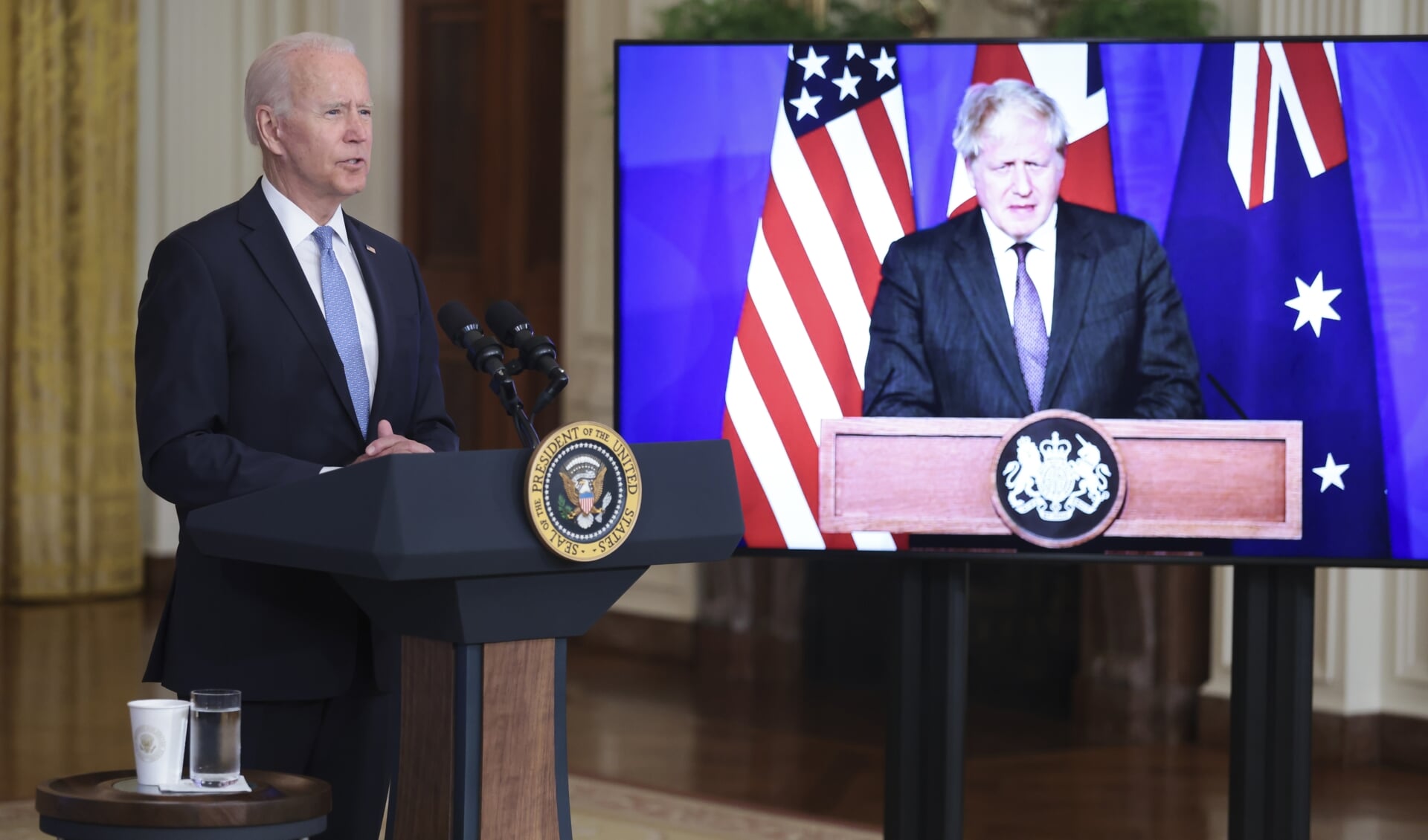 President Joe Biden (VS) presenteert ‘AUKUS’ virtueel, samen met Boris Johnson (VK) en Scott Morrison (Australië). 